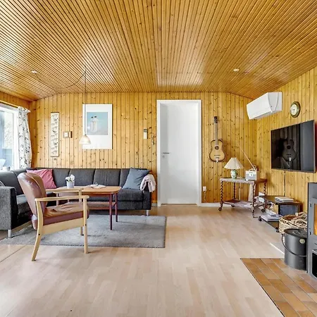 Nice In Vaeggerlose W/ 2 Bedrooms Bøtø By